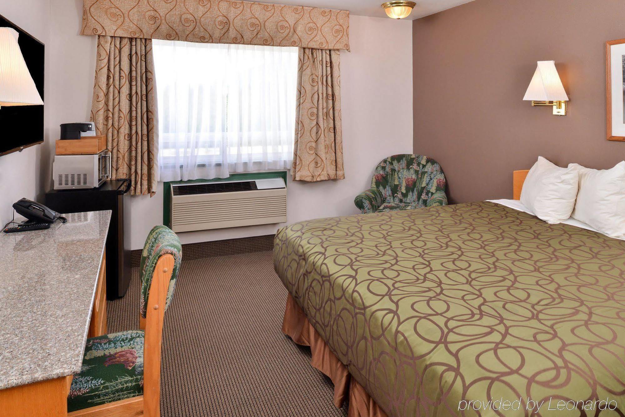Canadas Best Value Inn Valemount Exterior photo
