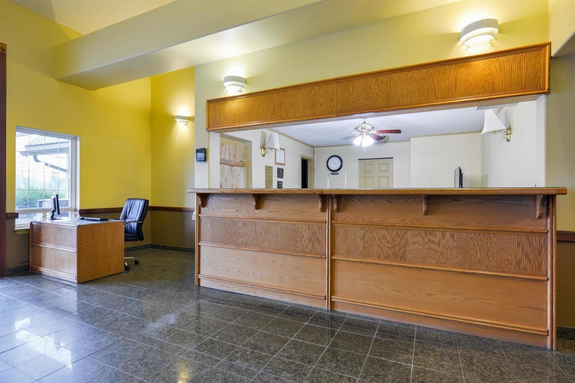 Canadas Best Value Inn Valemount Exterior photo