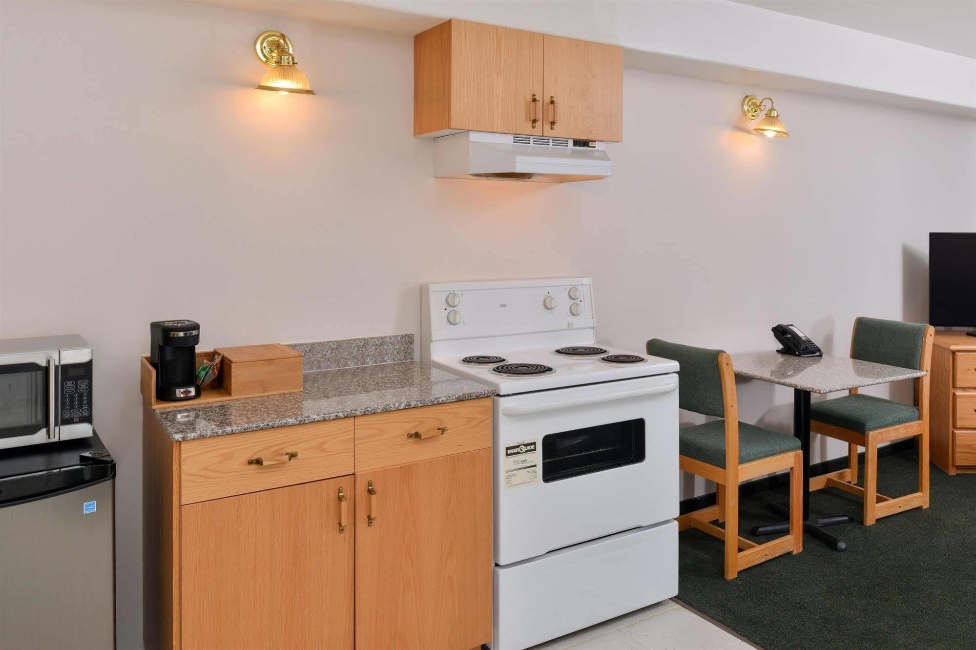 Canadas Best Value Inn Valemount Exterior photo