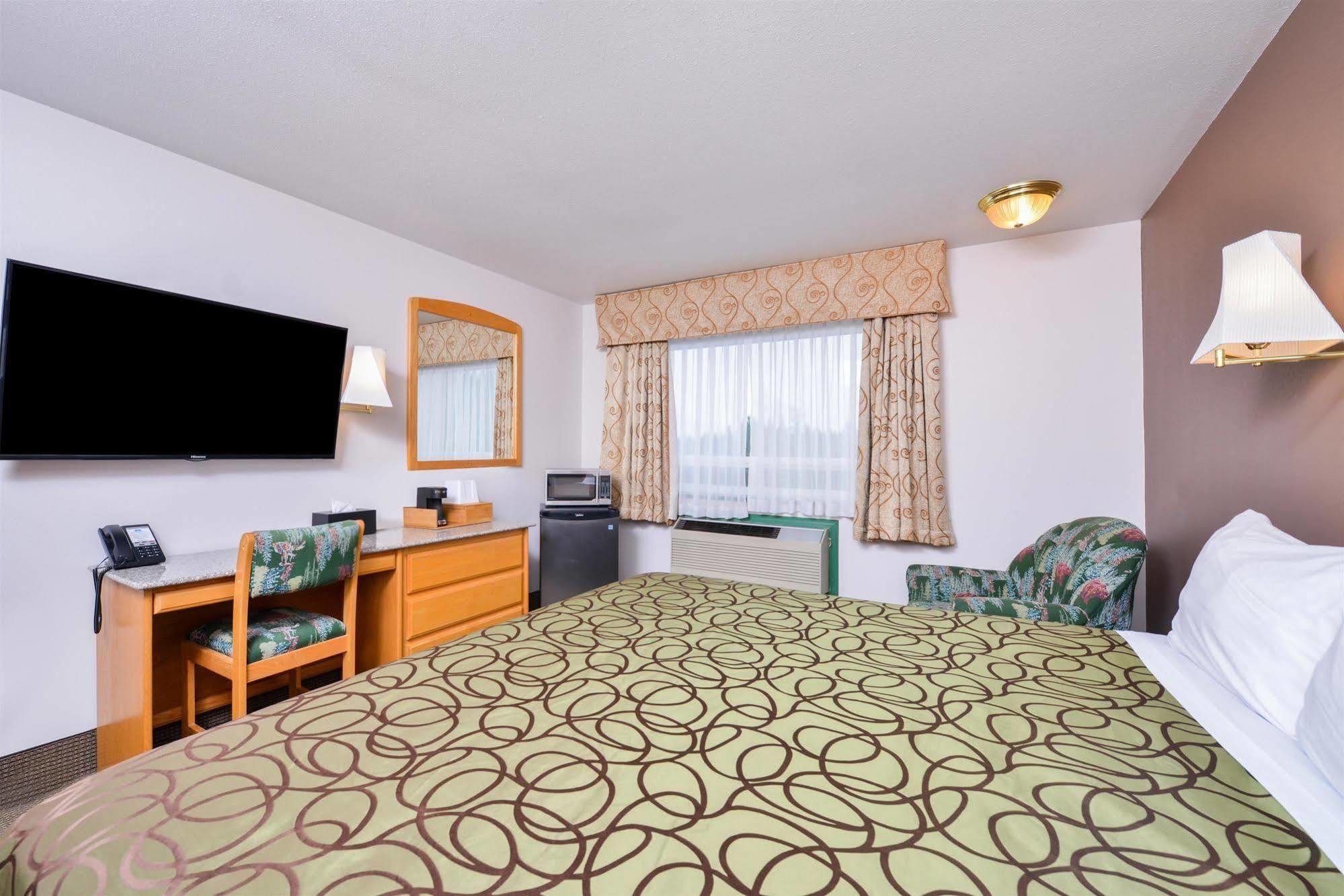 Canadas Best Value Inn Valemount Exterior photo