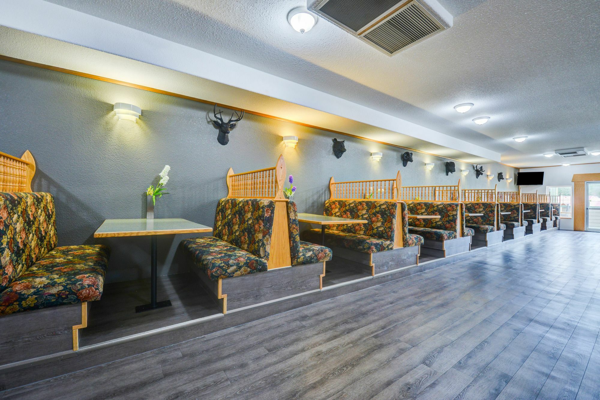 Canadas Best Value Inn Valemount Exterior photo